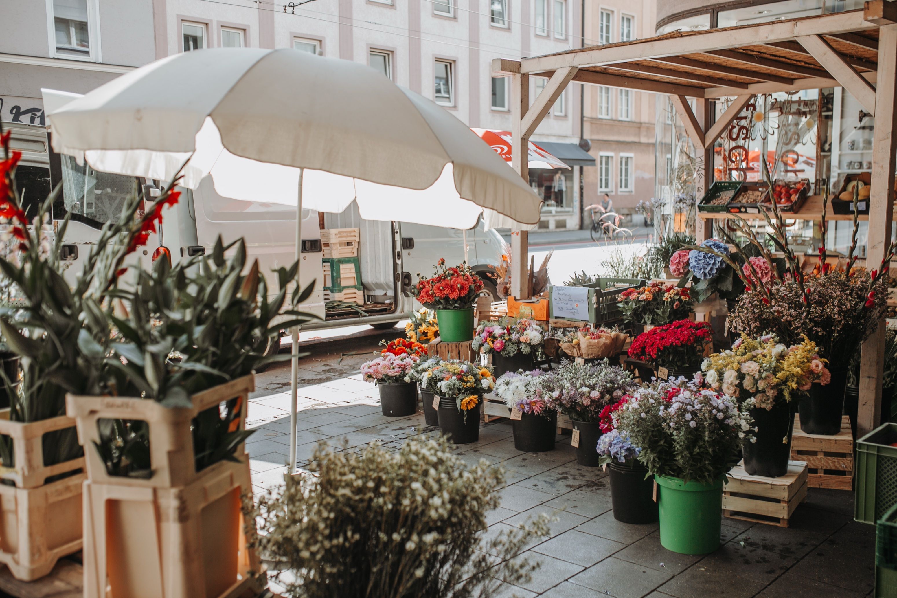 Blumenstand unter einem Sonnenschirm auf einem Münchner Markt